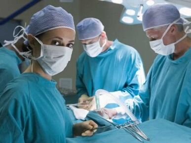 Dzimumlocekļa paplašināšanas operācija, ko veic ķirurgi