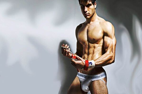 seksīgs vīrietis, kurš ātri palielināja savu dzimumlocekli